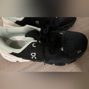 On Cloud Cloudflyer 4 Running Women's Black and Dark Blue Athletic Shoes Sz 6.5